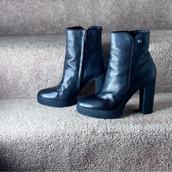 DKNY black platform lug sole ankle boots. SZ 7, 4" Heel, 0.5" platform, side zip - Picture 4 of 7